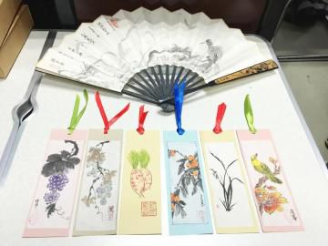 自制文艺山水画书签 送给居民传递传统文化(图)_网易新闻中心